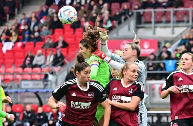 20 11 2022 Football Womens Season 2022 2023 DFB Pokal Club Cup Round of 16 1 FC Nürnberg FCN Club VfL Wolfsburg Sportfoto Zink regulations prohibit any use of photographs as image sequences and or quasi video Dominique Janssen 6, VfL Wolfsburg v Emma Kusch 9, 1 FC Nürnberg FCN Kerstin Bogenschütz Bogenschuetz 8, 1 FC Nürnberg FCN Lea Paulick 1, 1 FC Nürnberg FCN