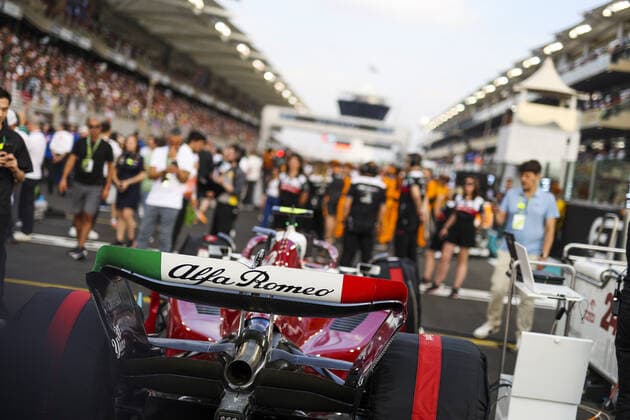 24 ZHOU Guanyu (chi), Alfa Romeo F1 Team ORLEN C42 on the grid during the Formula 1 Etihad Airways Abu Dhabi Grand Prix 2022, 22nd round of the 2022 FIA Formula One World Championship, WM, Weltmeisterschaft from November 18 to 20, 2022 on the Yas Marina Circuit, in Yas Island, Abu Dhabi - F1 - ABU DHABI GRAND PRIX 2022 - RACE DPPI Panoramic  00122050_AV6_8717.JPG