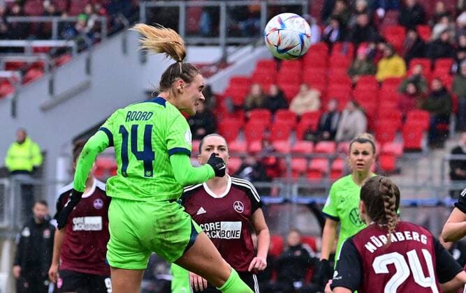20 11 2022 football women season 2022 2023 DFB Pokal club cup round of 16 1 FC Nürnberg FCN club VfL Wolfsburg Sportfoto Zink regulations prohibit any use of photographs as image sequences and or quasi video Jill Roord 14, VfL Wolfsburg scores goal goal shot to 0 1 by header