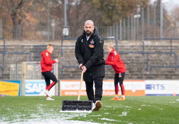 Football, women, 2022 2023 season, DFB Pokal round of 16 , 1 FFC Turbine Potsdam 1 FC Cologne, coach Sascha Glass 1 FC Cologne helps clear the snow, 20 11 2022, Copyright: xSebastianxRäppold MatthiasxKochx