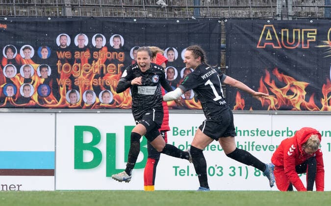 Football, women, season 2022 2023, DFB Pokal Achtelfinale , 1 FFC Turbine Potsdam 1 FC Köln, v l Noa Selimhodzic Turbine Potsdam , Sophie Weidauer Turbine Potsdam , Jubel nach Tor zum 1 0, 20 11 2022, Copyright: xSebastianxRäppold MatthiasxKochx
