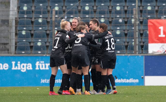 Football, Women, Season 2022 2023, DFB Pokal Round of 16 , 1 FFC Turbine Potsdam 1 FC Köln, Potsdam cheer after goal to 1 0 by Noa Selimhodzic Turbine Potsdam , 20 11 2022, Copyright: xSebastianxRäppold MatthiasxKochx