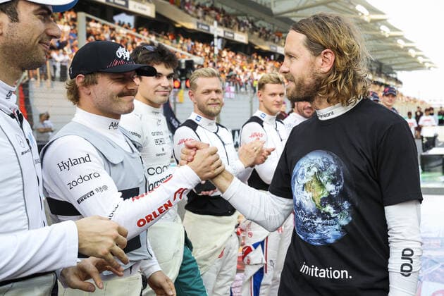 BOTTAS Valtteri (fin), Alfa Romeo F1 Team ORLEN C42, VETTEL Sebastian (ger), Aston Martin F1 Team AMR22, portrait being congratulated by F1 Drivers for his career during the Formula 1 Etihad Airways Abu Dhabi Grand Prix 2022, 22nd round of the 2022 FIA Formula One World Championship, WM, Weltmeisterschaft from November 18 to 20, 2022 on the Yas Marina Circuit, in Yas Island, Abu Dhabi - F1 - ABU DHABI GRAND PRIX 2022 - RACE DPPI Panoramic 00122050_G00D1472.JPG