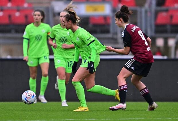 20 11 2022 Football Women Season 2022 2023 DFB Pokal Club Cup Round of 16 1 FC Nürnberg FCN Club VfL Wolfsburg Sportfoto Zink regulations prohibit any use of photographs as image sequences and or quasi video Emma Kusch 9, 1 FC Nürnberg FCN pulls on jersey of Jill Roord 14, VfL Wolfsburg