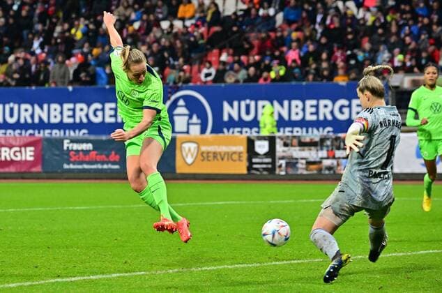 20 11 2022 football women ladies season 2022 2023 DFB Pokal club cup round of 16 1 FC Nürnberg FCN club VfL Wolfsburg Sportfoto Zink regulations prohibit any use of photographs as image sequences and or quasi video Pauline Bremer 7, VfL Wolfsburg scores goal shot to 0 4 against Lea Paulick 1, 1 FC Nürnberg FCN