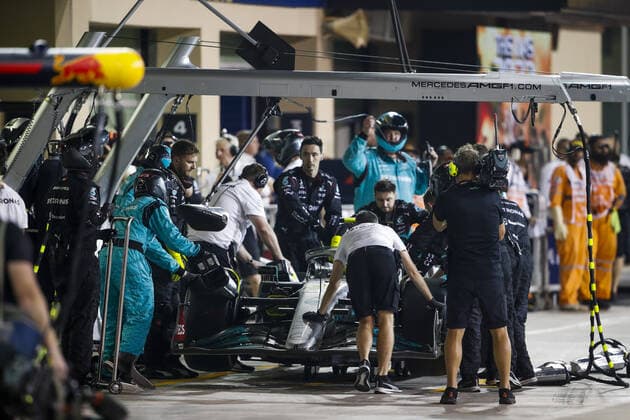 HAMILTON Lewis (gbr), Mercedes AMG F1 Team W13, portrait due to hydraulic problems during the Formula 1 Etihad Airways Abu Dhabi Grand Prix 2022, 22nd round of the 2022 FIA Formula One World Championship, WM, Weltmeisterschaft from November 18 to 20, 2022 on the Yas Marina Circuit, in Yas Island, Abu Dhabi - F1 - ABU DHABI GRAND PRIX 2022 - RACE DPPI Panoramic  _V2_6994