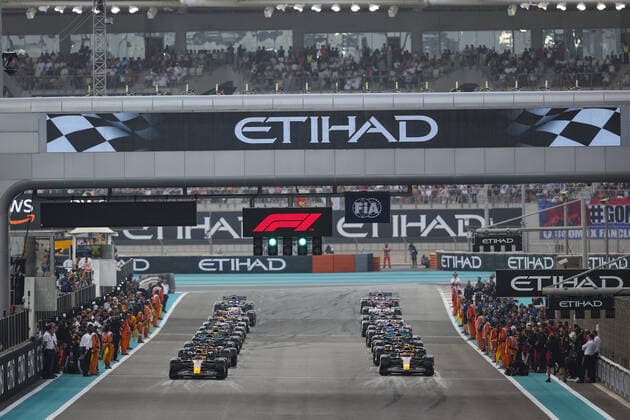 Starting grid, 01 VERSTAPPEN Max (nld), Red Bull Racing RB18, 11 PEREZ Sergio (mex), Red Bull Racing RB18, action during the Formula 1 Etihad Airways Abu Dhabi Grand Prix 2022, 22nd round of the 2022 FIA Formula One World Championship, WM, Weltmeisterschaft from November 18 to 20, 2022 on the Yas Marina Circuit, in Yas Island, Abu Dhabi - F1 - ABU DHABI GRAND PRIX 2022 - RACE DPPI Panoramic  00122050_G00D1600.JPG