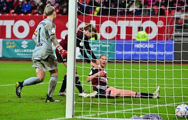 20 11 2022 Football Women Season 2022 2023 DFB Pokal Club Cup Round of 16 1 FC Nürnberg FCN Club VfL Wolfsburg Sportfoto Zink regulations prohibit any use of photographs as image sequences and or quasi video Lea Paulick 1, 1 FC Nürnberg FCN Amelie Thöle Thoele 12, 1 FC Nürnberg FCN Anne Führlein 16, 1 FC Nürnberg FCN after conceding goal to 0 4