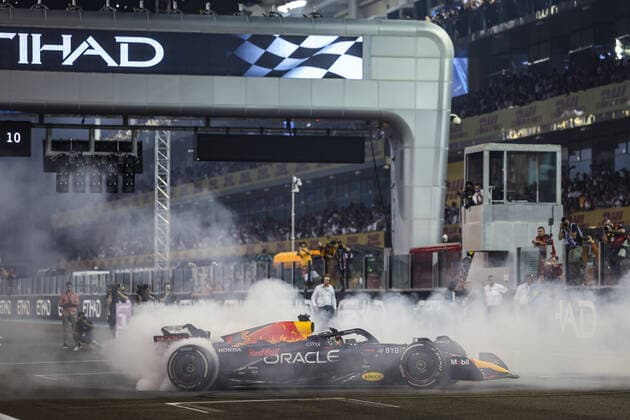 01 VERSTAPPEN Max (nld), Red Bull Racing RB18, action celebration, donuts during the Formula 1 Etihad Airways Abu Dhabi Grand Prix 2022, 22nd round of the 2022 FIA Formula One World Championship, WM, Weltmeisterschaft from November 18 to 20, 2022 on the Yas Marina Circuit, in Yas Island, Abu Dhabi - F1 - ABU DHABI GRAND PRIX 2022 - RACE DPPI Panoramic  00122050_GOOD0500.JPG