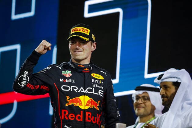 Sport Bilder des Tages VERSTAPPEN Max (ned), Red Bull Racing RB18, portrait on the podium during the Formula 1 Etihad Airways Abu Dhabi Grand Prix 2022, 22nd round of the 2022 FIA Formula One World Championship, WM, Weltmeisterschaft from November 18 to 20, 2022 on the Yas Marina Circuit, in Yas Island, Abu Dhabi - F1 - ABU DHABI GRAND PRIX 2022 - RACE DPPI Panoramic  00122050__V2_7402.JPG