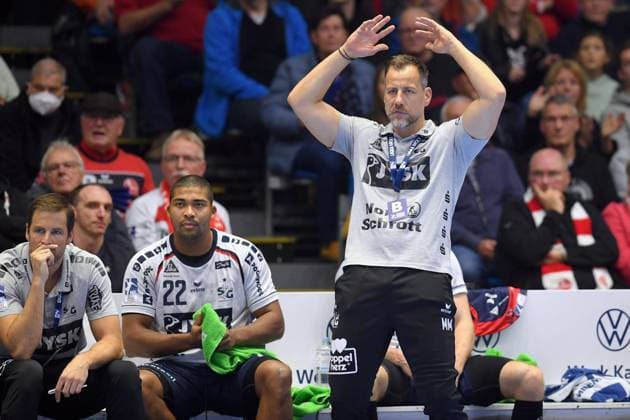 Maik Machulla coach SG Flensburg Handewitt disappointed, frustrated, emotion, Mads Mensah Larsen on the bench , MT Melsungen SG Flensburg Handewitt, Handball, 1 Bundesliga Men, 20 11 2022, MT Melsungen SG Flensburg Handewitt, Handball, GER, 1 Bundesliga Men, 20 11 2022 Kassel Copyright: xEibner-Pressefotox-xRolandxSippelx