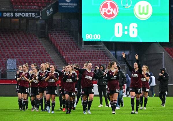 20 11 2022 football women season 2022 2023 DFB Pokal club cup round of 16 1 FC Nürnberg FCN club VfL Wolfsburg Sportfoto Zink regulations prohibit any use of photographs as image sequences and or quasi video team team FCN on lap of honor final result on scoreboard