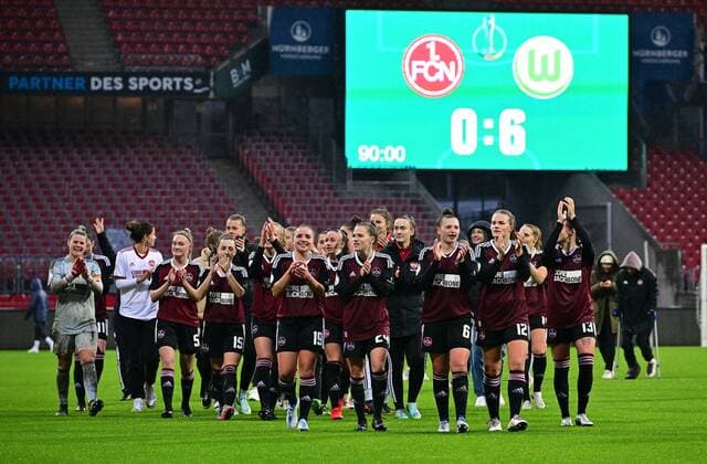 20 11 2022 football women season 2022 2023 DFB Pokal club cup round of 16 1 FC Nürnberg FCN club VfL Wolfsburg Sportfoto Zink regulations prohibit any use of photographs as image sequences and or quasi video team team FCN on lap of honor final result on scoreboard