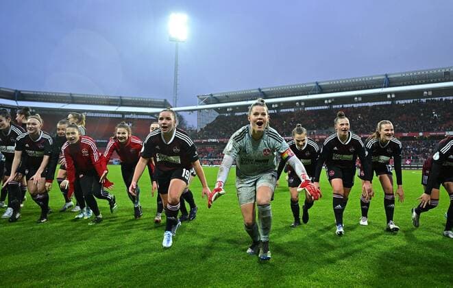 20 11 2022 Football Women Season 2022 2023 DFB Pokal Club Cup Round of 16 1 FC Nürnberg FCN Club VfL Wolfsburg Sportfoto Zink regulations prohibit any use of photographs as image sequences and or quasi video Leonie Hein 19, 1 FC Nürnberg FCN Lea Paulick 1, 1 FC Nürnberg FCN and team Team after end of match