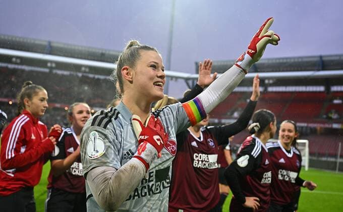 20 11 2022 football women ladies season 2022 2023 DFB Pokal club cup round of 16 1 FC Nürnberg FCN club VfL Wolfsburg Sportfoto Zink regulations prohibit any use of photographs as image sequences and or quasi video Lea Paulick 1, 1 FC Nürnberg FCN after end of match