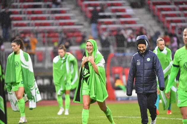 20 11 2022 football women season 2022 2023 DFB Pokal club cup round of 16 1 FC Nürnberg FCN club VfL Wolfsburg Sportfoto Zink MeZi regulations prohibit any use of photographs as image sequences and or quasi video Pauline Bremer 7, VfL Wolfsburg happy after end of game