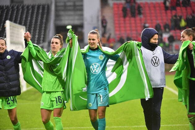 20 11 2022 football women ladies season 2022 2023 DFB Pokal club cup round of 16 1 FC Nürnberg FCN club VfL Wolfsburg Sportfoto Zink MeZi regulations prohibit any use of photographs as image sequences and or quasi video Sandra Starke 16, VfL Wolfsburg, left Merle Frohms 1, VfL Wolfsburg jubilation joy happy after end of game