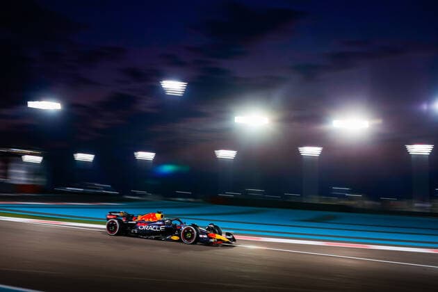 01 VERSTAPPEN Max (nld), Red Bull Racing RB18, action during the Formula 1 Etihad Airways Abu Dhabi Grand Prix 2022, 22nd round of the 2022 FIA Formula One World Championship, WM, Weltmeisterschaft from November 18 to 20, 2022 on the Yas Marina Circuit, in Yas Island, Abu Dhabi - F1 - ABU DHABI GRAND PRIX 2022 - RACE DPPI Panoramic  00122050__V2_6925