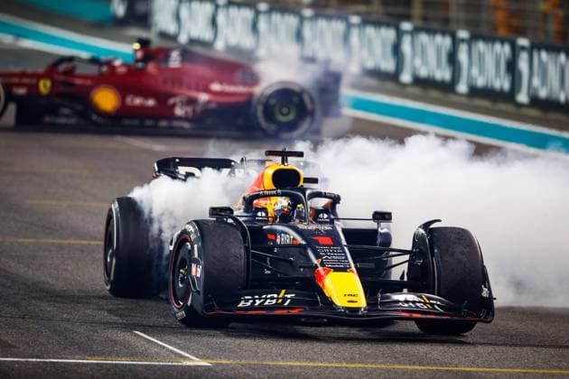 01 VERSTAPPEN Max (nld), Red Bull Racing RB18, action during the Formula 1 Etihad Airways Abu Dhabi Grand Prix 2022, 22nd round of the 2022 FIA Formula One World Championship, WM, Weltmeisterschaft from November 18 to 20, 2022 on the Yas Marina Circuit, in Yas Island, Abu Dhabi - F1 - ABU DHABI GRAND PRIX 2022 - RACE DPPI Panoramic  00122050__V2_7054