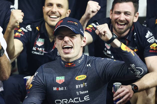 F1 Abu Dhabi Grand Prix Max Verstappen poses for a photo as he celebrates with the team after the Formula 1 Abu Dhabi Grand Prix at Yas Marina Circuit in Abu Dhabi, United Arab Emirates on November 20, 2022. Abu Dhabi United Arab Emirates  Copyright: xJakubxPorzyckix originalFilename:porzycki-f1abudha221120_np8kS.jpg