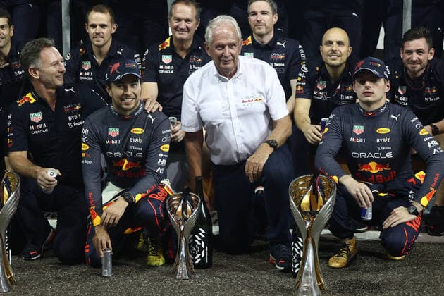 F1 Abu Dhabi Grand Prix Christian Horner, Sergio Perez, Helmut Marko and Max Verstappen pose for a photo after the Formula 1 Abu Dhabi Grand Prix at Yas Marina Circuit in Abu Dhabi, United Arab Emirates on November 20, 2022. Abu Dhabi United Arab Emirates  Copyright: xJakubxPorzyckix originalFilename:porzycki-f1abudha221120_npINA.jpg