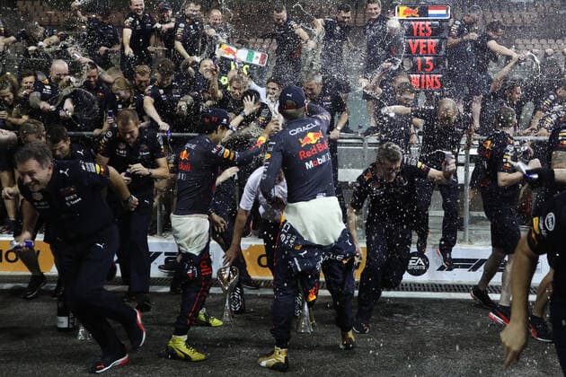 F1 Abu Dhabi Grand Prix Sergio Perez and Max Verstappen of Red Bull Racing celebrate with the team after the Formula 1 Abu Dhabi Grand Prix at Yas Marina Circuit in Abu Dhabi, United Arab Emirates on November 20, 2022. Abu Dhabi United Arab Emirates  Copyright: xJakubxPorzyckix originalFilename:porzycki-f1abudha221120_npsed.jpg