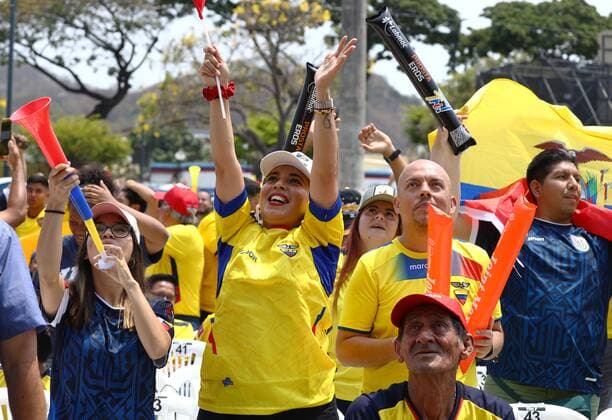 GYE-HINCHAS QATAR-ECUADOR Guayaquil, domingo 20 de noviembre del 2022 En la explanada del estadio Alberto Spencer, hinchas ecuatorianos observan el partido entre Qatar y Ecuador por la Copa Del Mundo Qatar 2022 Fotos:CÃ sar Munoz API Guayaquil Guayas Ecuador *** GYE FANS QATAR ECUADOR Guayaquil, Sunday, November 20, 2022 On the esplanade of the Alberto Spencer stadium, Ecuadorian fans watch the match between Qatar and Ecuador for the Qatar 2022 World Cup Qatar 2022 Photos CÃ sar Munoz API Guayaquil Guayas Guayas Ecuador Copyright: xCÃ sarxMunozx