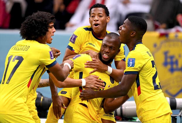 Sport Bilder des Tages FUSSBALL WM 2022 VORRUNDE GRUPPE A - EROEFFNUNGSSPIEL: Katar - Ecuador 20.11.2022 Jubel von links mit Gonzalo Plata, Enner Valencia , Moises Caicedo (Ecuador) *** FOOTBALL WORLD CUP 2022 PRE-ROUND GROUP A EROEFFICTION GAME Qatar Ecuador 20 11 2022 Cheering from left with Gonzalo Plata, Enner Valencia , Moises Caicedo Ecuador