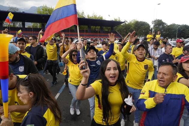 TRIBUNA-HINCHAS-ECUADOR-CATAR- Quito 20 de noviembre 2022. Hinchas de la Seleccion de Ecuador se concentran en el Av de los Shirys sector de la tribuna para festejar el triunfo en su primer partido del mundial frente a la seleccion de Catar. API - DANIEL MOLINEROS Quito Pichincha Ecuador *** ECUADOR CATAR FAN STAND Quito November 20, 2022 Ecuador national team fans gather at the Av de los Shirys grandstand to celebrate the victory in their first World Cup match against the Qatar national team API DANIEL MOLINEROS Quito Pichincha Ecuador Copyright: xDanielxMolinerosx
