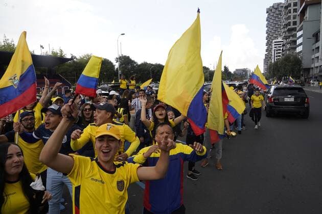TRIBUNA-HINCHAS-ECUADOR-CATAR- Quito 20 de noviembre 2022. Hinchas de la Seleccion de Ecuador se concentran en el Av de los Shirys sector de la tribuna para festejar el triunfo en su primer partido del mundial frente a la seleccion de Catar. API - DANIEL MOLINEROS Quito Pichincha Ecuador *** ECUADOR CATAR FAN STAND Quito November 20, 2022 Ecuador national team fans gather at the Av de los Shirys grandstand to celebrate the victory in their first World Cup match against the Qatar national team API DANIEL MOLINEROS Quito Pichincha Ecuador Copyright: xDanielxMolinerosx