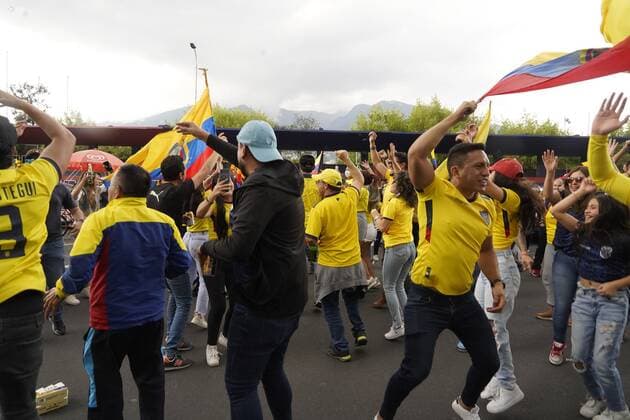 TRIBUNA-HINCHAS-ECUADOR-CATAR- Quito 20 de noviembre 2022. Hinchas de la Seleccion de Ecuador se concentran en el Av de los Shirys sector de la tribuna para festejar el triunfo en su primer partido del mundial frente a la seleccion de Catar. API - DANIEL MOLINEROS Quito Pichincha Ecuador *** ECUADOR CATAR FAN STAND Quito November 20, 2022 Ecuador national team fans gather at the Av de los Shirys grandstand to celebrate the victory in their first World Cup match against the Qatar national team API DANIEL MOLINEROS Quito Pichincha Ecuador Copyright: xDanielxMolinerosx