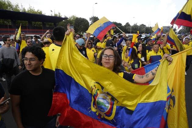 TRIBUNA-HINCHAS-ECUADOR-CATAR- Quito 20 de noviembre 2022. Hinchas de la Seleccion de Ecuador se concentran en el Av de los Shirys sector de la tribuna para festejar el triunfo en su primer partido del mundial frente a la seleccion de Catar. API - DANIEL MOLINEROS Quito Pichincha Ecuador *** ECUADOR CATAR FAN STAND Quito November 20, 2022 Ecuador national team fans gather at the Av de los Shirys grandstand to celebrate the victory in their first World Cup match against the Qatar national team API DANIEL MOLINEROS Quito Pichincha Ecuador Copyright: xDanielxMolinerosx