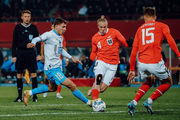 SOCCER - AUT vs ITA, test match VIENNA,AUSTRIA,20.NOV.22 - SOCCER - OEFB international test match, Austria vs Italy. Image shows Nicolo Barella (ITA) and Xaver Schlager (AUT).  GEPAxpictures xMichaelxMeindl