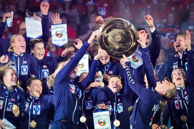 Bilder des Jahres, Sport 11 November Sport Themen der Woche KW46 Sport Bilder des Tages Handball-EM Slovenia 2022, finale: Danmark - Norge Ljubljana , Slovenia 20221120. Handballjentene jubler etter a ha vunnet finalen i handball-EM mot Danmark i Sto?ice Arena. Foto: Beate Oma Dahle NTB Ljubljana Slovenia EDITORIAL USE ONLY. RESTRICTED USE FOR BETTING COMPANIES Ref:_SPO_BNCASVeTIX72ys.jpg *** Handball EC Slovenia 2022, final Denmark Norway Ljubljana , Slovenia 20221120 The handball girls celebrate after winning the final in handball EC against Denmark in Sto?ice Arena Photo Beate Oma Dahle NTB Ljubljana Slovenia EDITORIAL USE ONLY RESTRICTED USE FOR BETTING COMPANIES  Copyright: xBeatexOmaxDahlex xNTBx