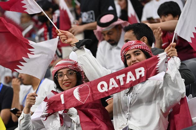 junge Frauen ,katarischer Fans,Fussballfans landestypischer Kleidung im Stadion,. Spiel 1,Gruppe A Qatar - Ecuador, am 20.11.2022, Al Bayt Stadium. Fussball Weltmeisterschaft 20122 in Katar vom 20.11. - 18.12.2022 *** young women, Qatari fans, football fans in national dress in the stadium, match 1, group A Qatar Ecuador, on 20 11 2022, Al Bayt Stadium Football World Cup 20122 in Qatar from 20 11 18 12 2022