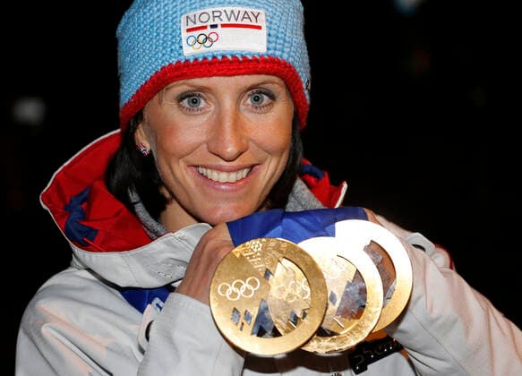 SOTSJI, RUSSLAND 20140222. Vinter OL, Olympiske leker i Sotsji 2014. Avslutningsseremoni. Langrenn 30 km kvinner. Cross country. Norwegian athletes Gold winner Marit Bjorgen showing her three gold medals after receiving the medal for the women s 30 km mass start free Cross country skiing competition i a spectacular way in the Sochi 2014 Winter Olympics, Sochi, Russia, in Fisht Olympic Stadium in the Closing ceremony, 23th of February 2014. SOTJI RYSSLAND x10550x *** SOTSJI, RUSSIA 20140222 Winter Olympics, Olympic Games in Sochi 2014 Closing ceremony Langrenn 30 km kvinner Cross country Norwegian athletes Gold winner Marit Bjorgen showing her three gold medals after receiving the medal for the women s 30 km mass start free Cross country skiing competition in a spectacular way in the Sochi 2014 Winter Olympics, Sochi, Russia, in Fisht Olympic Stadium in the Closing ceremony, 23rd of February 2014 SOTJI RUSSIA x10550x  Copyright: xAserud,xLisex OS SOTJI 2014 SKIDOR LÄNGD