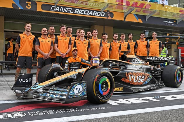 20th November 2022; Yas Marina Circuit, Yas Island, Abu Dhabi; Lando Norris (GBR) McLaren F1 Team MCL36 and Daniel Ricciardo (AUS) McLaren MCL36 with their end of season team photo at the F1 Abu Dahbi Grand Prix race day  ActionPlus12451364 HeulerxAndrey