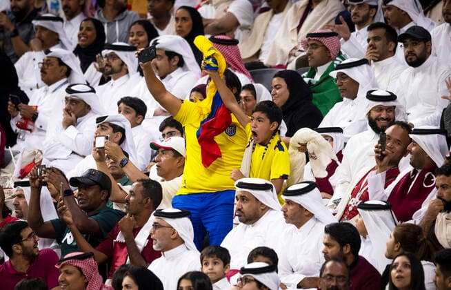 Doha, Qatar. 20th Nov, 2022. or 20.11.2022 Ecuador Fans jubeln zwischen Qatar Fans Qatar - Ecuador World Cup 2022 in Qatar Credit: Moritz Müller *** Doha, Qatar 20th Nov, 2022 or 20 11 2022 Ecuador fans cheer between Qatar fans Qatar Ecuador World Cup 2022 in Qatar Credit Moritz Müller