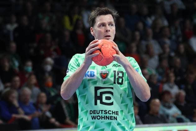 DEU, DHB, 1 HBL, Fuechse Berlin vs Lemgo Lippe, exempt, hand on the ball, portrait, 20 11 2022, Max Schmeling Halle, Berlin, DEU, DHB, 1 HBL, Fuechse Berlin vs Lemgo Lippe, in picture Hans Lindberg Fuechse Berlin 18 Foto Juergen Engler nordphoto GmbH JuergenxEngler nph00076