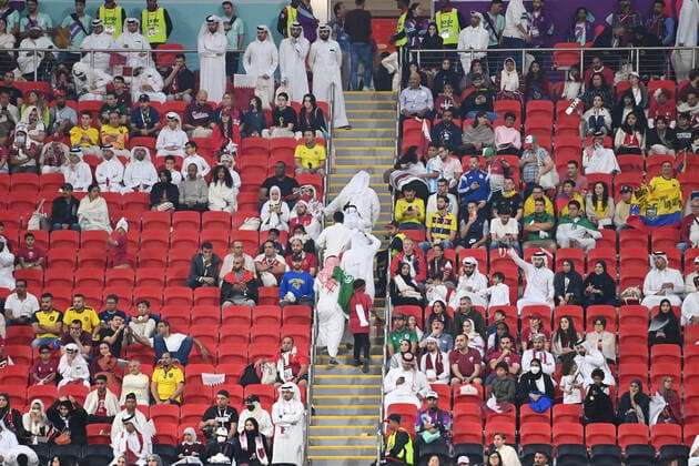 Vorzeitig und lange vor dem Schlusspfiff verlassen die Katarer,die Einheimischen, das Stadion. Leere Plaetze, Spiel 1,Gruppe A Qatar - Ecuador 0-2, am 20.11.2022, Al Bayt Stadium. Fussball Weltmeisterschaft 20122 in Katar vom 20.11. - 18.12.2022 *** Early and long before the final whistle, the Qataris,the locals, leave the stadium Empty seats, Match 1,Group A Qatar Ecuador 0 2, on 20 11 2022, Al Bayt Stadium Football World Cup 20122 in Qatar from 20 11 18 12 2022