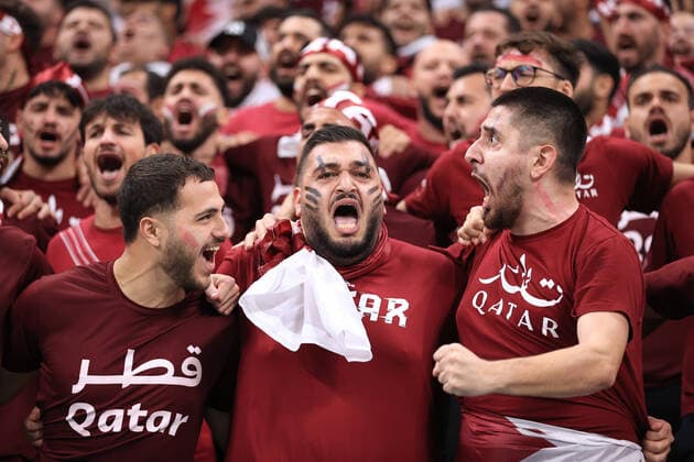 Football - FIFA World Cup, WM, Weltmeisterschaft, Fussball - Group A - Qatar v Ecuador 20th November 2022 - FIFA World Cup - Group A - Qatar v Ecuador - Qatar fans cheer on their side - Photo: Simon Stacpoole Offside. Al Khor Qatar *** Fußball FIFA Fussball-Weltmeisterschaft Gruppe A Katar gegen Ecuador 20. November 2022 FIFA Fussball-Weltmeisterschaft Gruppe A Katar gegen Ecuador Katarische Fans feuern ihre Mannschaft an Foto Simon Stacpoole Abseits Al Khor Katar  Copyright: xSimonxStacpoolexOffside