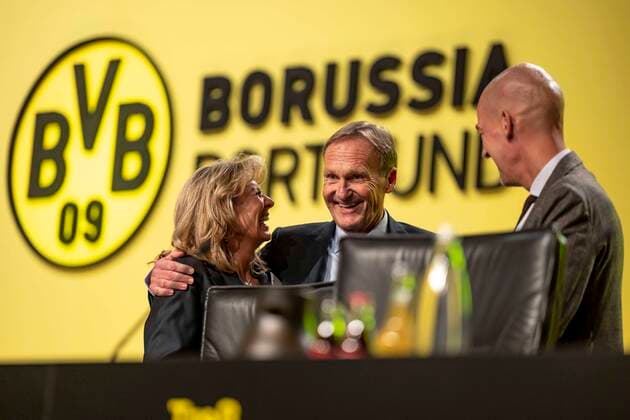Sport Themen der Woche KW47 Sport Bilder des Tages Aktionärsversammlung der Borussia Dortmund GmbH & Co. KGaA am 21.11.2022 in den Westfalenhallen Dortmund. Die Vizepräsidentin Silke Seidel (l-r) steht mit den Geschäftsführern Hans-Joachim Watzke und Carsten Cramer zusammen. *** Shareholders Meeting of Borussia Dortmund GmbH Co KGaA on 21 11 2022 at the Westfalenhallen Dortmund Vice President Silke Seidel l r stands with Managing Directors Hans Joachim Watzke and Carsten Cramer Copyright: xInderlied Kirchner-Mediax