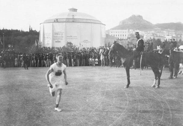 ARCHIVE ATEN 1906 John Svanberg, Swedish middle and long distance runner during the marathon at the Athens Olympic Games where Svanberg finished second Svanberg also won silver in the 5 miles and later bronze in the 5 miles during the 1908 London Olympics ATEN Greece FREEDOM RUN x194x  Copyright: xPRESSENSxBILD TTx JOHN SVANBERG 1906