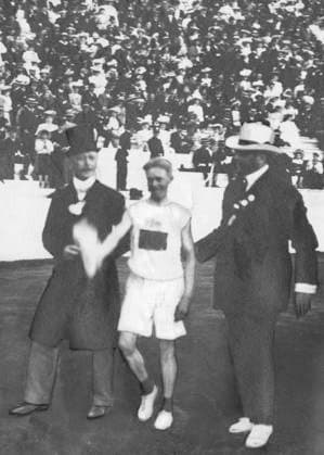 ARCHIVE ATEN 1906 John Svanberg, Swedish middle and long distance runner is helped by some officials after winning the marathon at the Athens Olympics where Svanberg finished second Svanberg also won silver in the 5 miles and later bronze in the 5 miles during the 1908 London Olympics ATEN Greece FREEDOM RUN x194x  Copyright: xPRESSENSxBILD TTx JOHN SVANBERG 1906