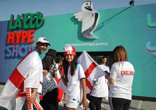 QATAR, DOHA - NOVEMBER 21, 2022: Team England supporters are seen outside Khalifa International Stadium ahead of the 2022 FIFA World Cup, WM, Weltmeisterschaft, Fussball Group B football match between England and Iran. Sergei Bobylev TASS  56005085