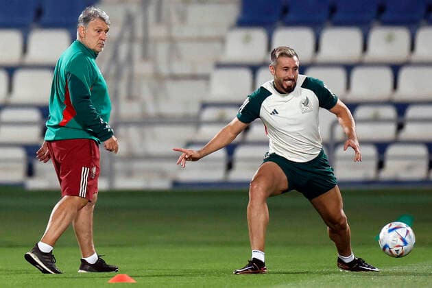 Mexico s head coach Gerardo Tata Martino (L) and midfielder Hector Herrera (R) attend a training session at the Al-Bayt Stadium in Yor, Qatar, 21 November 2022. Mexico will face Poland during their FIFA World Cup, WM, Weltmeisterschaft, Fussball Qatar 2022 group C soccer match on 22 November 2022. Mexico s training session !ACHTUNG: NUR REDAKTIONELLE NUTZUNG!  Copyright: xAlbertoxEstevezx EVE494 20221121-f53db9d5efc8d2d1a2125401180b72daf4c28de8
