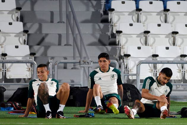 (L-R) Mexico s players Roberto Alvarado, Gerardo Arteaga and Alexis Vega attend a training session at the Al-Bayt Stadium in Yor, Qatar, 21 November 2022. Mexico will face Poland during their FIFA World Cup, WM, Weltmeisterschaft, Fussball Qatar 2022 group C soccer match on 22 November 2022. Mexico s training session !ACHTUNG: NUR REDAKTIONELLE NUTZUNG!  Copyright: xAlbertoxEstevezx EVE511 20221121-1a80a4a14d3c628bc8562df209be8b95e2554d8f