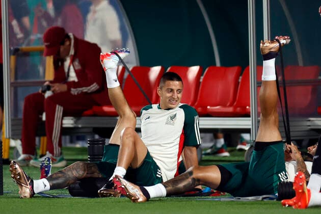 Mexico s striker Roberto Carlos Alvarado (C) attends a training session at the Al-Bayt Stadium in Yor, Qatar, 21 November 2022. Mexico will face Poland during their FIFA World Cup, WM, Weltmeisterschaft, Fussball Qatar 2022 group C soccer match on 22 November 2022. Mexico s training session !ACHTUNG: NUR REDAKTIONELLE NUTZUNG!  Copyright: xAlbertoxEstevezx EVE513 20221121-f5bf62d7d7c302de3cf75163fe5e7a88620afb85