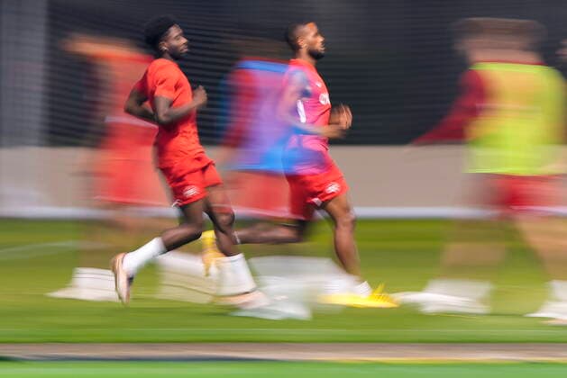 November 21, 2022, DOHA, QATAR: Canada s star forward Alphonso Davies, left, runs in a warmup drill during practice at the World Cup in Doha, Qatar during on Monday, November 21, 2022. Canada News - November 21, 2022  - ZUMAc35_ 20221121_zaf_c35_022 Copyright: xNathanxDenettex