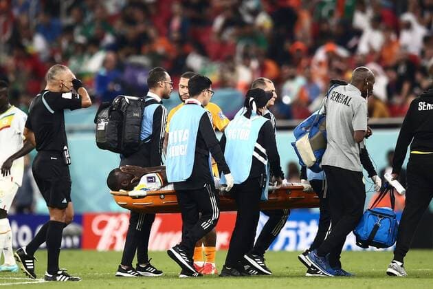 Bilder des Jahres, Sport 11 November Sport Themen der Woche KW47 Mandatory Credit: Photo by Michael Zemanek Shutterstock (13626368cf) Cheikhou Kouyate of Senegal is carried off after being injured Senegal v Netherlands, FIFA World Cup, WM, Weltmeisterschaft, Fussball 2022, Group A, Football, Al Thumama Stadium, Doha, Qatar - 21 Nov 2022 Editorial Use Only Senegal v Netherlands, FIFA World Cup 2022, Group A, Football, Al Thumama Stadium, Doha, Qatar - 21 Nov 2022 Editorial Use Only  Copyright: xMichaelxZemanek Shutterstockx 13626368cf